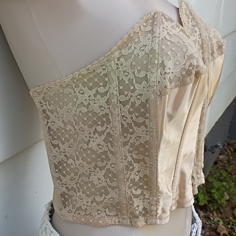 SOLD Vintage Champagne Lace Corset - Picture 4 of 7